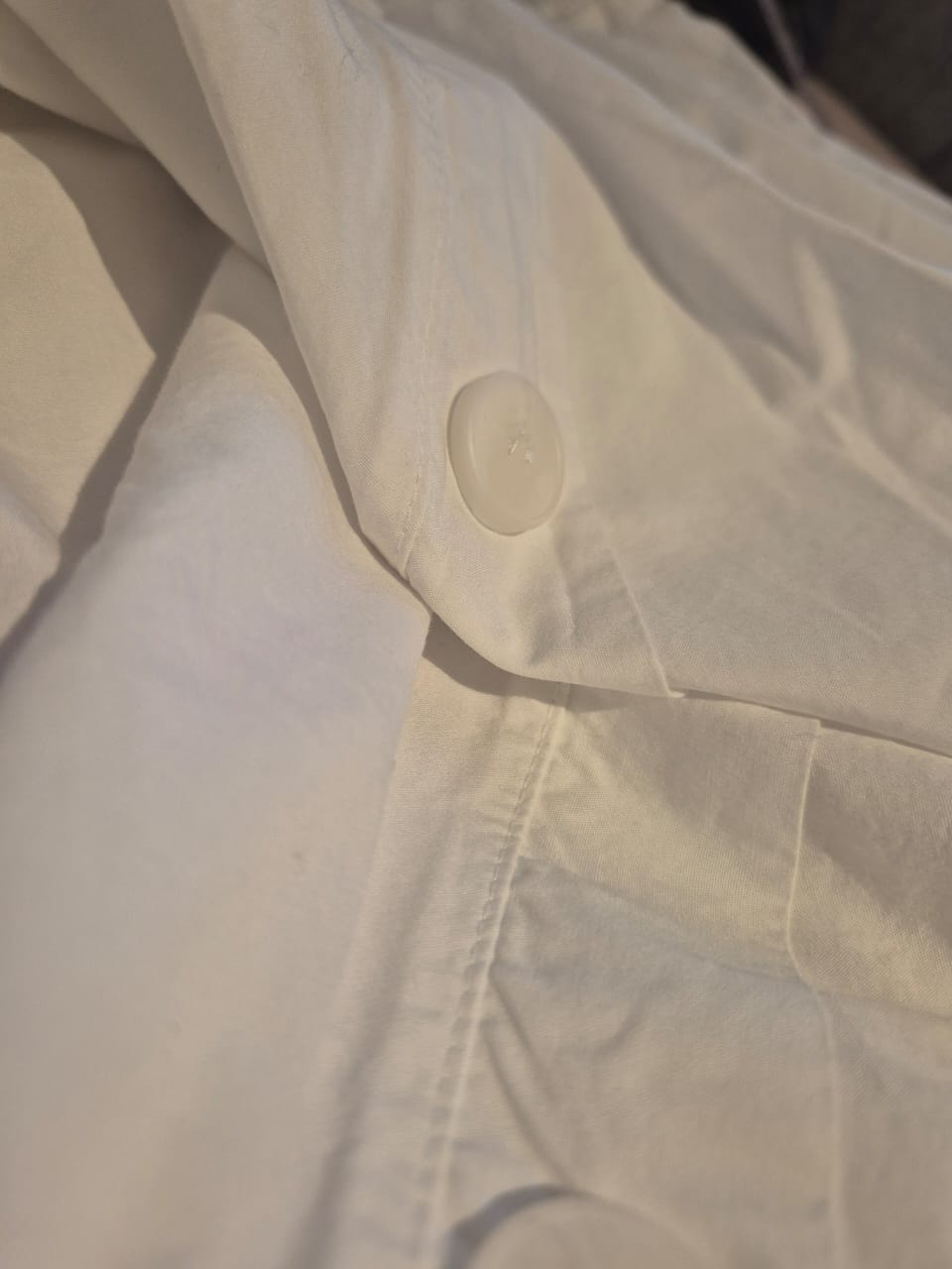 FALDA BLANCA DE ALGODÓN CON BOTONES