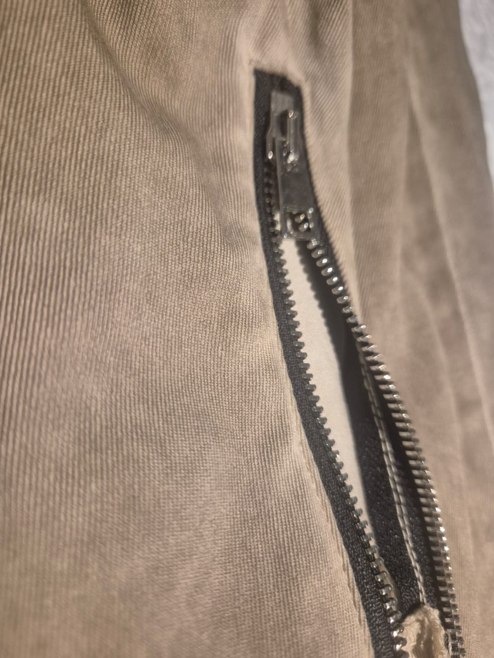 PANTALÓN CON CIERRE