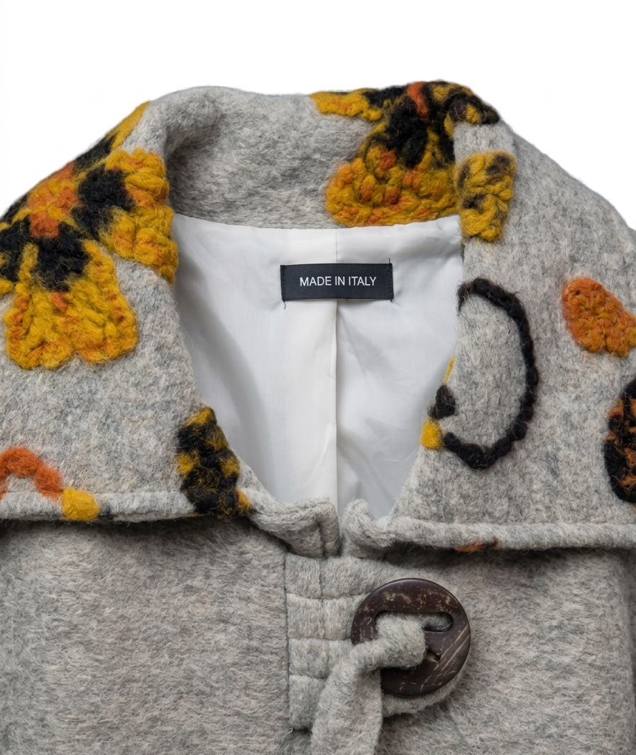 ABRIGO DE LANA CON FLORES BORDADAS