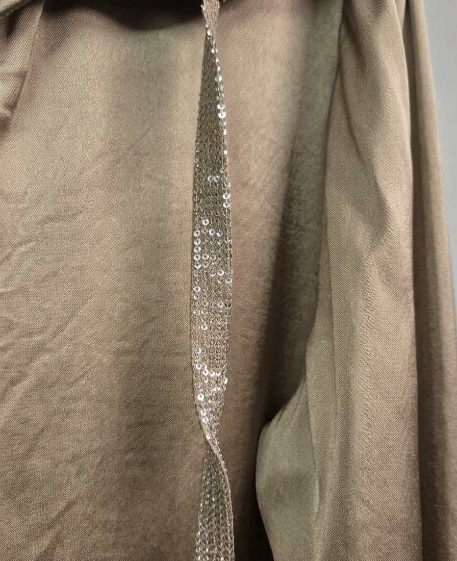 BLUSA DE SEDA Y VISCOSA CON CAPUCHA Y DETALLES DE BRILLOS