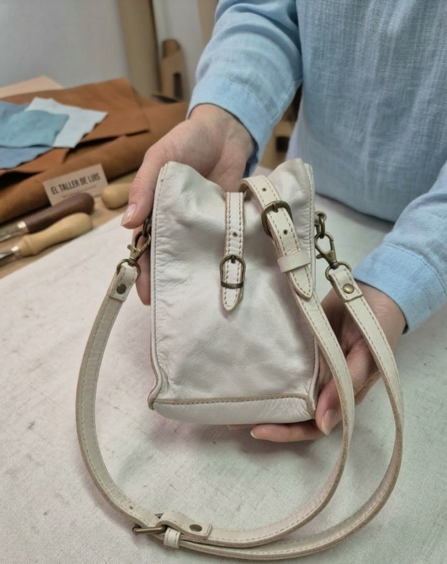 PORTA  CELULAR DE CUERO GENUINO CON HEBILLA Y CORREA AJUSTABLE