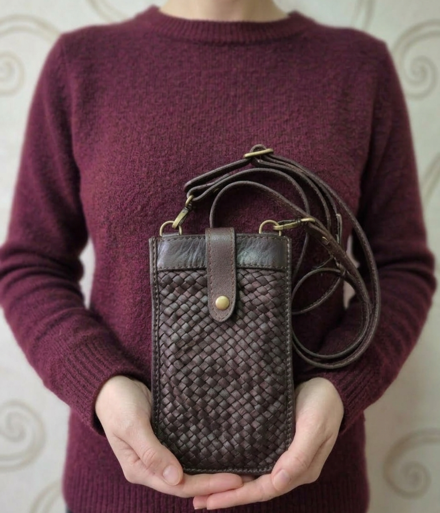 PORTA CELULAR DE CUERO ENTRELAZADO CON TIRANTE AJUSTABLE