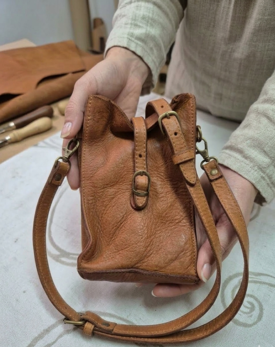 PORTA  CELULAR DE CUERO GENUINO CON HEBILLA Y CORREA AJUSTABLE