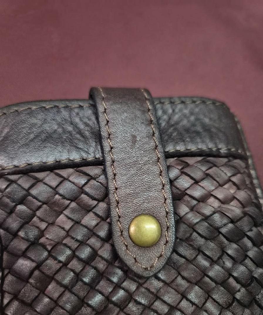 PORTA CELULAR DE CUERO ENTRELAZADO CON TIRANTE AJUSTABLE